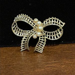 B4- Vintage Bow Brooch with pearl accents